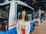 Nathalie Teer steht vor vollautomatisiertem Elektrobus auf der mobility move 2024