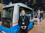 Stefan Gruettner steht vor vollautomatisiertem Elektrobus auf der mobility move 2024