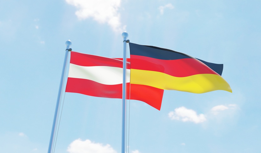 Die deutsche und österreichische Fahne sind zu sehen