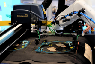 Dieses Bild zeigt die Smart Textiles Micro Factory von GeniusTex in Aktion.