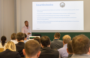 Lutz Ashauer bei seiner Präsentation bei dem Workshop von SmartOrchestra
