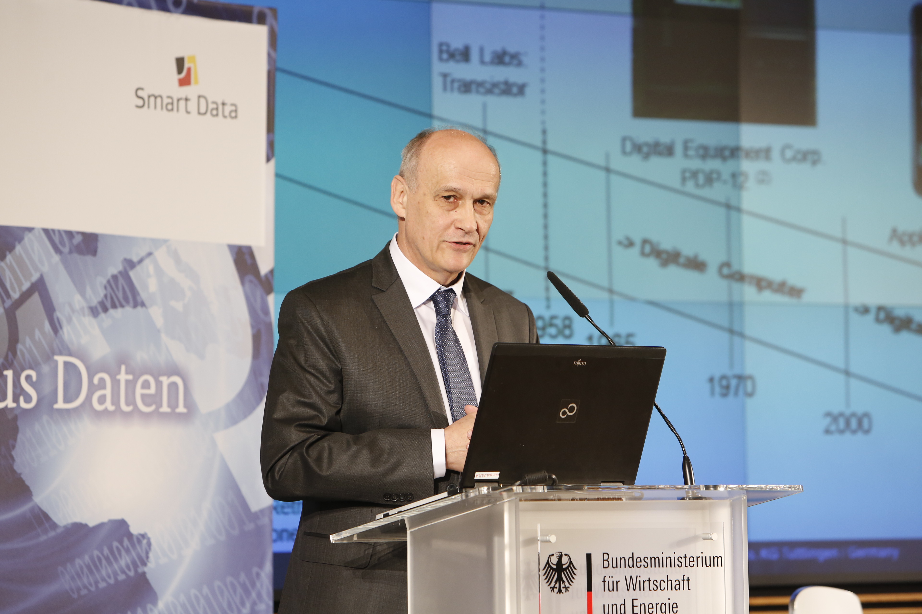 Dr Klaus Irion von Storz bei seiner Keynote auf der Smart-Data-Konferenz steht an einem Rednerpult