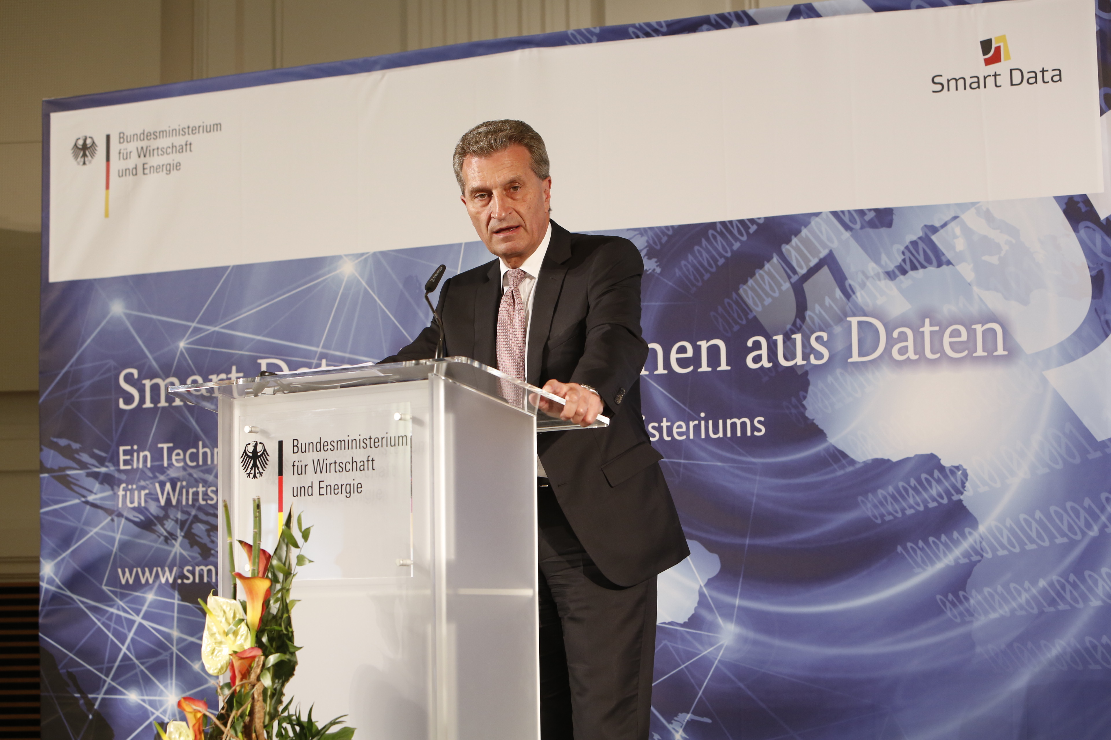 EU-Kommissar Günther Oettinger steht an einem Rednerpult bei der Smart Data Konferenz 