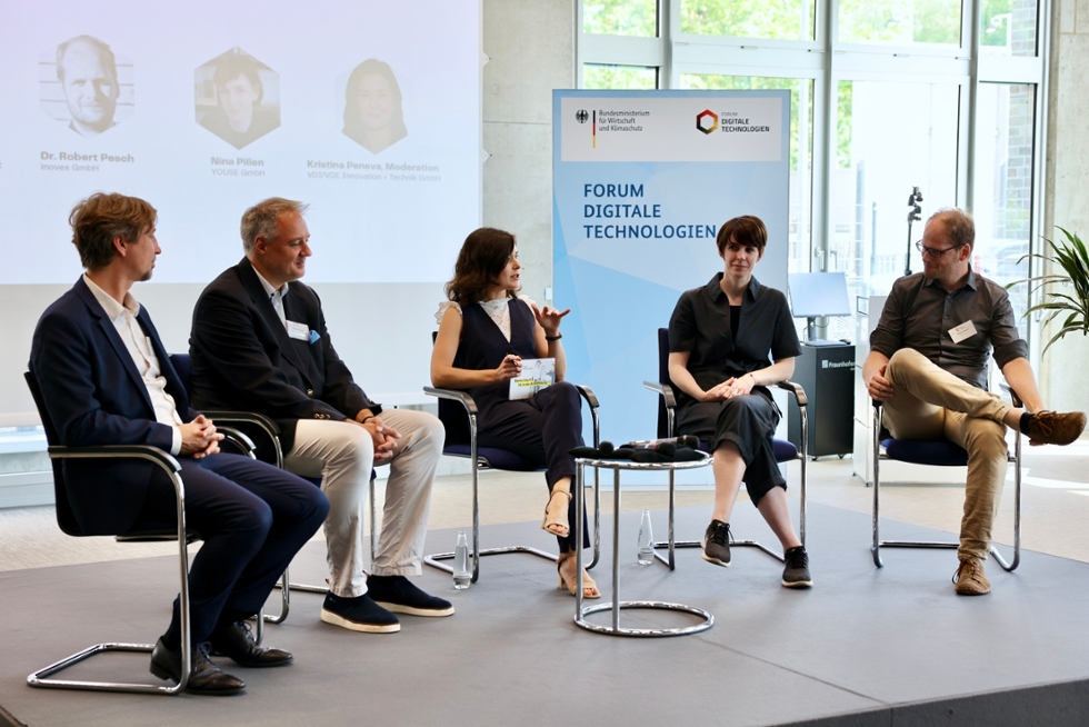 The panelists discuss how to successfully implement the rollout of AI applications (from left to right: Marc Reznicek, Prof. Dr. Clemens Gause, Kristina Peneva, Nina Pillen, Dr. Robert Pesch).