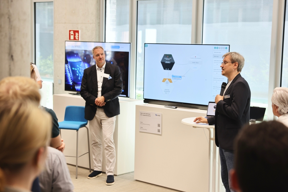 Prof. Dr. Clemens Gause and Dr. Eric Rietzke present the SPELL project at the FDT Demo Day.